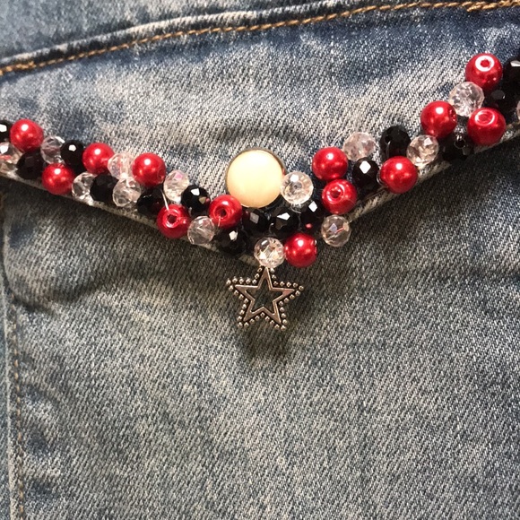 One of a Kind Cowgirl Hat on a Red Rose Sleeveless Denim Shirt Shirt - Picture 7 of 7